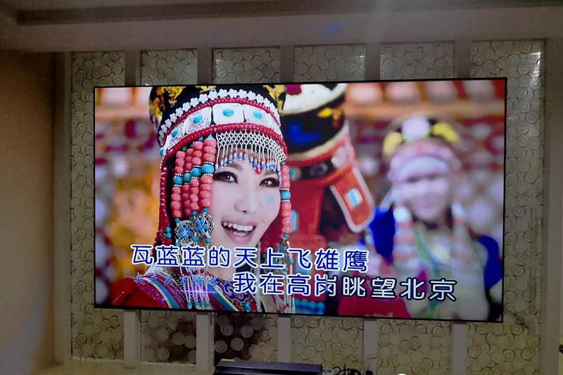 激光電視投到硬幕上會(huì)反射到上面